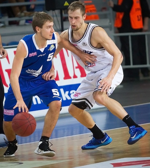Kapitan koszykarskiej drużyny Stabill jezioro Tarnobrzeg Marcin Nowakowski (z piłką) zagrał we Włocławku bardzo dobrze, ale nie pozwoliło to naszej ekipie na odniesienie zwycięstwa.