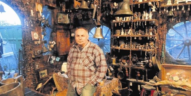 Krzysztof Tukaj wśród swoich metalowych zbiorów, kluczy, dzwonków, narzędzi obrazków, figurek. Niektóre znalazł na złomie, inne kupił.