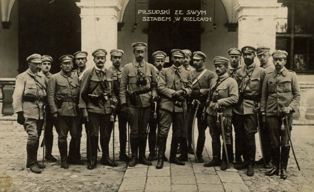 Płk Józef Piłsudski ze swoim sztabem przed Pałacem Gubernialnym w Kielcach w 1914