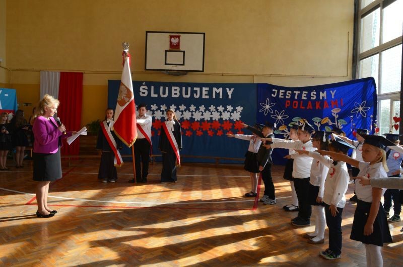 Uroczyste ślubowanie pierwszaków w Kurzelowie z polonezem i pięknym programem artystycznym (ZDJĘCIA)