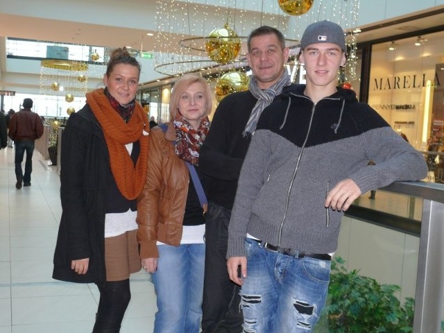 Rodzina Kobylańskich w komplecie odwiedziła Kielce - Andrzej z żoną Joanną, córka Marika i syn Martin.