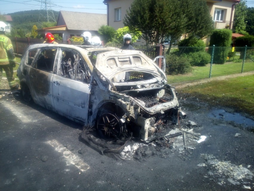 Rudnik (gm. Dobczyce). Ogień całkowicie zniszczył samochód