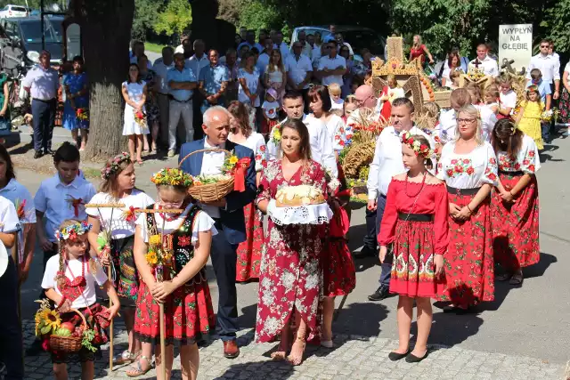 Mieszkańcy Wrzaw (gmina Gorzyce) w powiecie tarnobrzeskim podczas mszy świętej odprawionej przez proboszcza księdza Józefa Markowicza w niedzielę, 15 sierpnia w święto Wniebowzięcia Najświętszej Maryi Panny tradycyjnie nazywanym Matki Boskiej Zielnej, podziękowali za tegoroczne plony. Zgodnie z tutejszą tradycją do kościoła wieniec dożynkowy przynosi każdy z przysiółków. Po zakończonym nabożeństwie grupy dożynkowe na  przyozdobionych furmankach lub traktorach objeżdżają swoją miejscowość. Było bardzo kolorowo i radośnie. Zobaczcie na kolejnych zdjęciachKLIKNIJ NA GALERIĘ, POTEM PRZESUŃ GESTEM LUB STRZAŁKĄ >>>