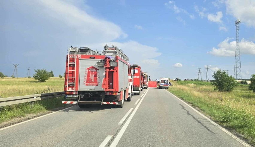 Dramatyczny wypadek na drodze krajowej nr 11 koło Szczecinka. Jedna osoba zginęła, wielu poszkodowanych [ZDJĘCIA]