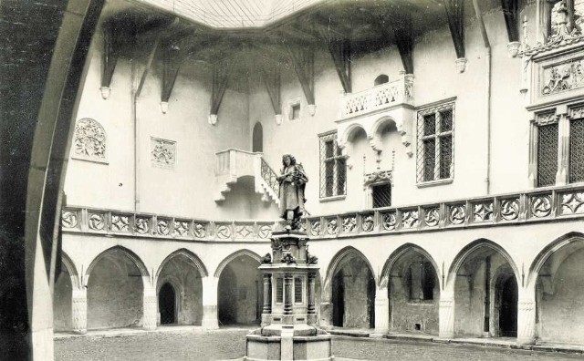Tak wyglądał pomnik Mikołaja Kopernika na dziedzińcu Collegium Maius.  Stał tam do 1953 roku.