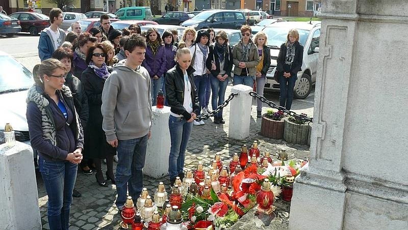 Z wiązankami kwiatów i zniczami pod pomnik Tadeusza...