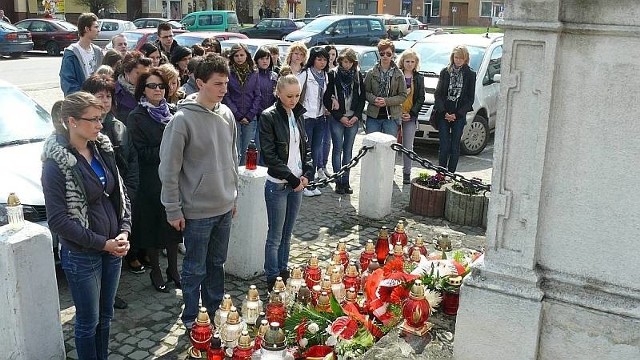 Z wiązankami kwiatów i zniczami pod pomnik Tadeusza Kościuszki na staszowskim rynku przychodzą delegacje szkół. Na zdjęciu uczniowie "ekonomika&#8221;.