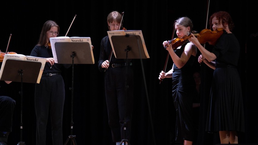 Koncert skrzypcowy w Kinie Świt w Zwoleniu. Wystąpiła grupa "Suzuki" z Puław. Zobacz zdjęcia