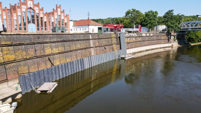 Prawie stumetrowy odcinek muru oporowego na lewym brzegu Warty jest obecnie naprawiany i wzmacniany. Inwestycja ma na celu zapobieganie dalszego niszczenia się konstrukcji.Zobacz więcej zdjęć --->