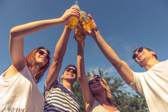 Latem organizowanych jest więcej imprez, podczas których młodzież chętniej sięga po narkotyki czy alkohol.