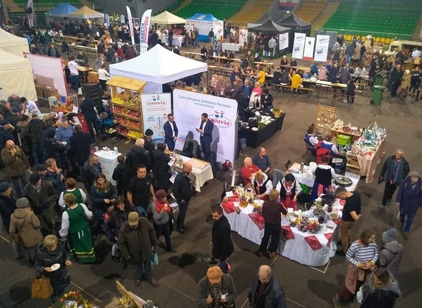 Stoły zastawione sernikami, piernikami, jabłecznikami,...