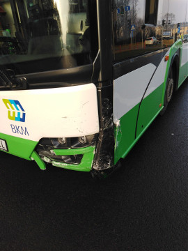Kolizja na skrzyżowaniu. Passat uderzył w autobus