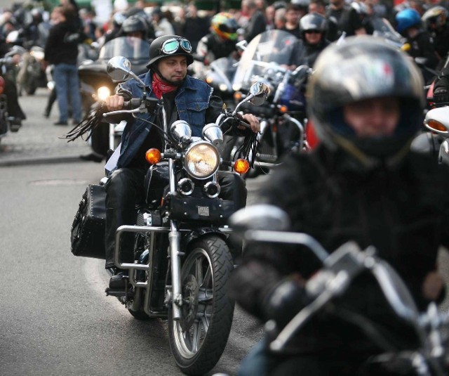 Motocykliści przejechali w paradzie ulicami Radomia.