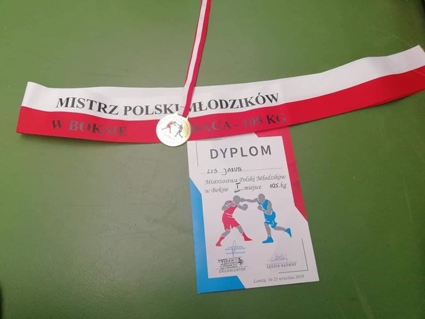 (ZDJĘCIA) Trzy medale dla Radomia w mistrzostwach Polski młodzików w boksie. Sukces najmłodszego trenera!