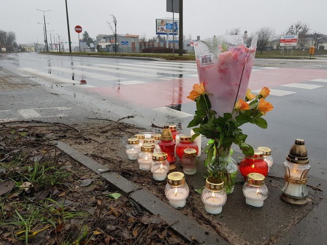 Na zdjęciu przejście dla pieszych przy ul. Grudziądzkiej w Toruniu. To miejsce śmiertelnego wypadku, w którym zginęły dwie osoby - matka i córka. Do tragedii doszło 29 grudnia 2018 roku.