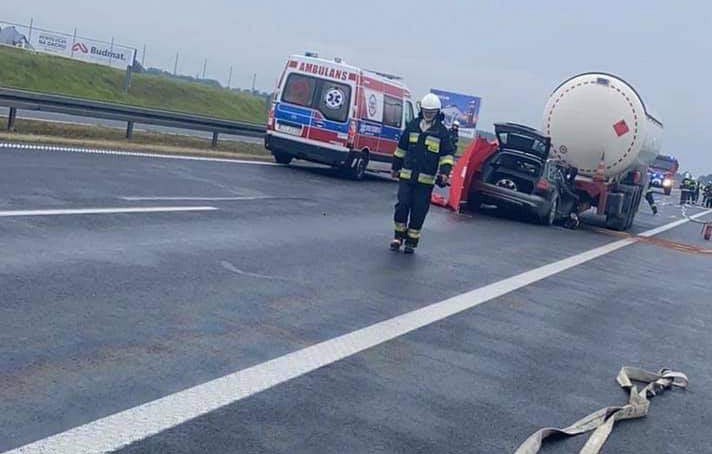 Tragiczne zderzenie na autostradzie A1 (29.08.2021). W wypadku cysterny z osobówką zginął 48-letni mężczyzna