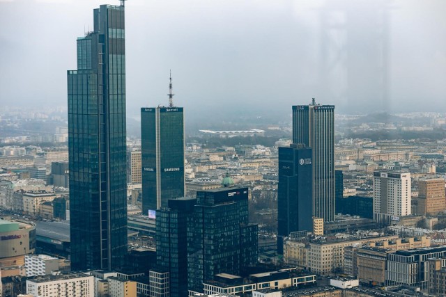 Oddany do użytku we wrześniu 2022 r. wieżowiec Varso Tower to najwyższy budynek w Polsce (a także w całej Unii Europejskiej), mierzący wraz z iglicą aż 310 m. To o 73 m więcej niż poprzedni rekordzista – Pałac Kultury i Nauki. W Varso będą mieściły się biura, a także restauracja i taras widokowy położony na wysokości 230 m. Na zdjęciu Varso jest po lewej.Przejdź do kolejnych zdjęć, używając strzałek lub gestów.