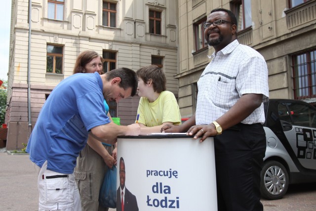 Poseł John Godson prosił przechodniów o wypełnienie ankiety na temat prezydenta Łodzi.