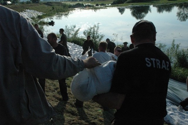 Mieszkańcy, strażacy i wojskowi zabezpieczają wał w okolicach wsi Ciecierzyce. W sobotę pracowali na nim bez wytchnienia przez kilkanaście godzin.