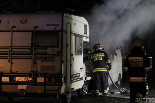 Dwa samochody spłonęły w sobotę wieczorem przy ulicy Dworskiej w Opolu. Prawdopodobną przyczyną pożaru było podpalenie zaparkowanego busa. Od niego ogniem zajął się stojący obok kamper. Straty zostały oszacowane na około 30 tysięcy złotych.