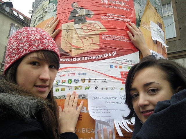 Emilia Berska (z lewej) i Katarzyną Masiel co kilka dni wywieszają plakaty zachęcające do pomocy w ramach akcji "Szlachetna paczka&#8221;