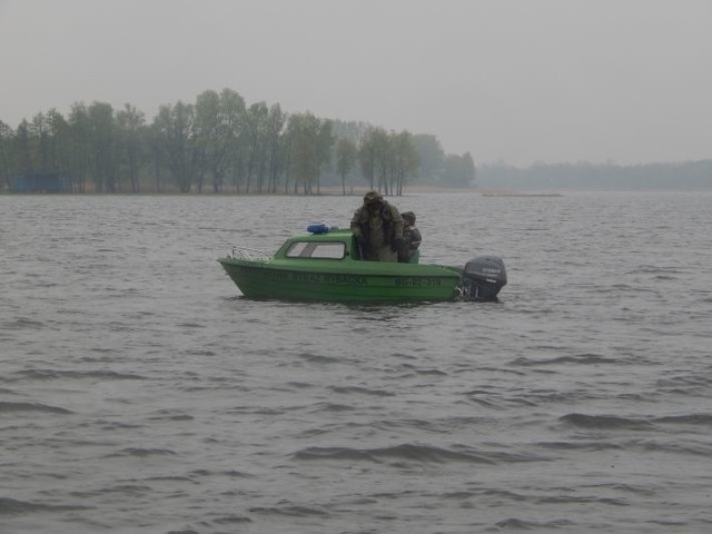 Policjanci, funkcjonariusze Państwowej Straży Rybackiej i członkowie Społecznej Straży Rybackiej wspólnie patrolowali jezioro Gopło. W  sobotę,  od wczesnych godzin rannych, policjanci z grupy wodnej wspierani przez strażników rybackich,a patrolowali  jezioro Gopło. Działania te miały na celu walkę z kłusownikami, a  także poprawę bezpieczeństwa osób wypoczywających nad wodą. Kontrolowani byli wędkarze - sprawdzano, czy posiadają stosowne zezwolenia, czy przestrzegają prawidłowego wymiaru i okresu ochronnego ryb. Działania nadzorowane były przez pierwszego zastępcę komendanta powiatowego policji nadkom. Tomasza Pacholskiego oraz zastępcę komendanta wojewódzkiego Państwowej Straży Rybackiej Lesława Tarnowskiego.INFO Z POLSKI odc. 32 - przegląd najciekawszych informacji ostatnich dni w kraju (21-27. kwietnia 2017)
