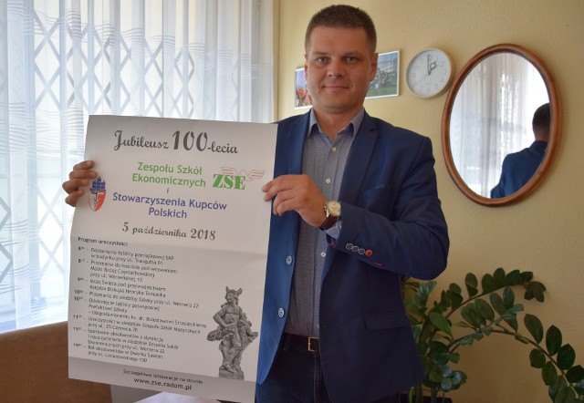 Rafał Walczak, dyrektor Zespołu Szkół Ekonomicznych w Radomiu z jubileuszowym plakatem.