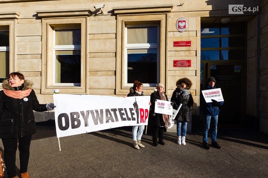 Protest i wsparcie przed sądem w Szczecinie. Sąd bada zatrzymanie szefów KNF