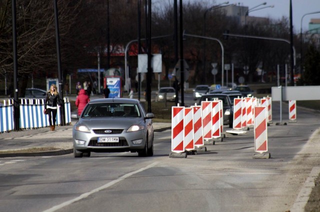 Aleja Kompozytorów Polskich. Wiadukt wymaga pilnego remontu. Ratusz wprowadził na razie ogra-niczenie tonażu samochodów do 15 ton, prędkości jazdy - do 30 km/h i zamknął jeden z pasów ruchu