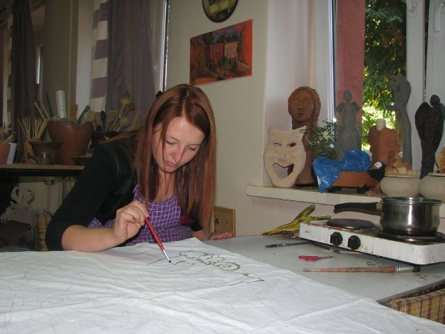Na zdjęciu w pracowni ceramicznej domu kultury Kornelia Trzcionkowska pochyla się nad pracą, którą wykonuje na konkurs do Olsztyna