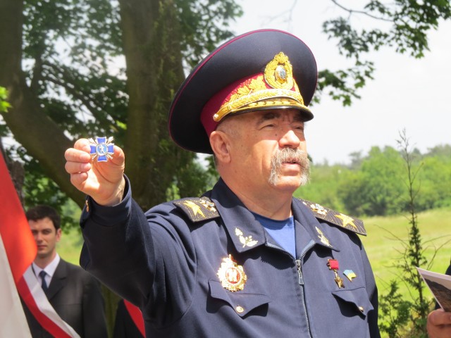 Dmitro Sahaydak, najwyższy ataman Ukrainy i Diaspory i marszałek kozacki pokazuje medal Iwana Bohuna