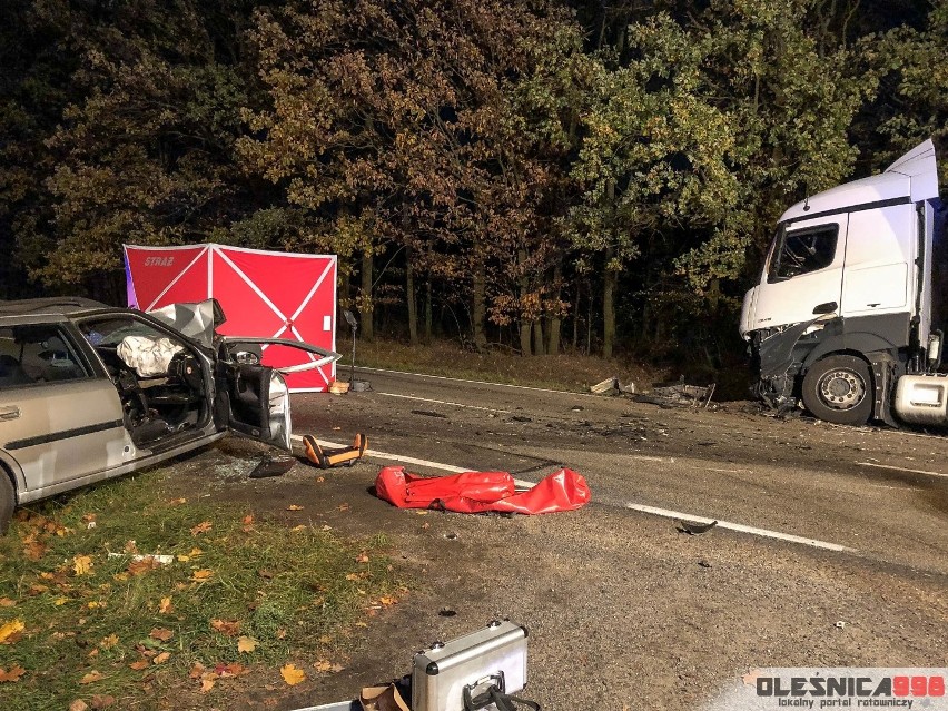 Śmiertelny wypadek koło Sokołowic przy drodze S8. Zderzenie opla z tirem [ZDJĘCIA]