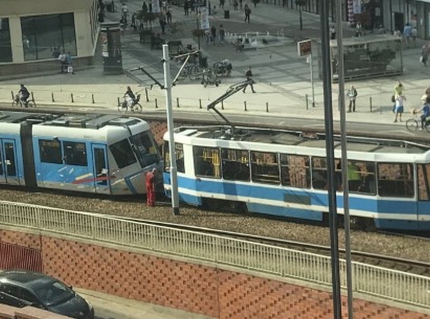 Zderzenie dwóch tramwajów na Kazimierza Wielkiego. Są utrudnienia