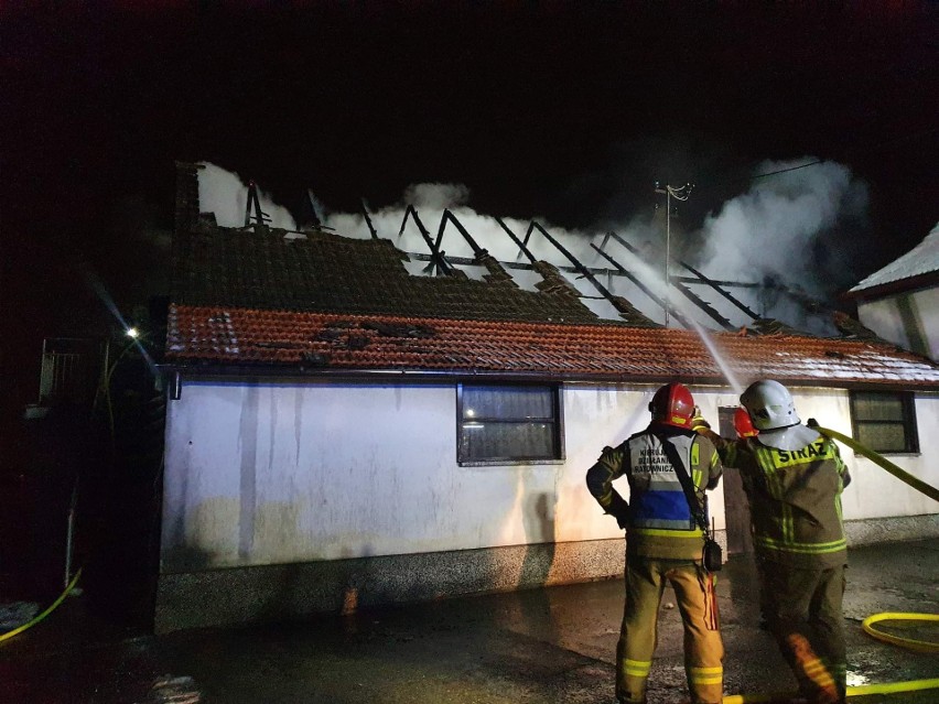 Ogień zniszczył budynek gospodarczy w Książnicach koło...