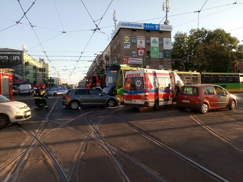 Najpierw zderzyły się dwa tramwaje na przystanku, a...