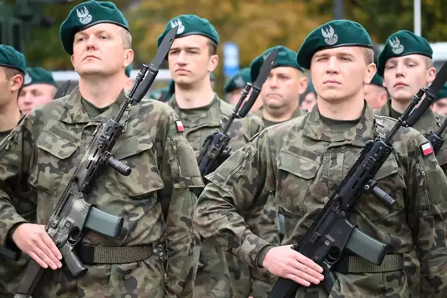 Przysięga żołnierzy na sztandar 18. Pułku Saperów z Niska na placu w Stalowej Woli