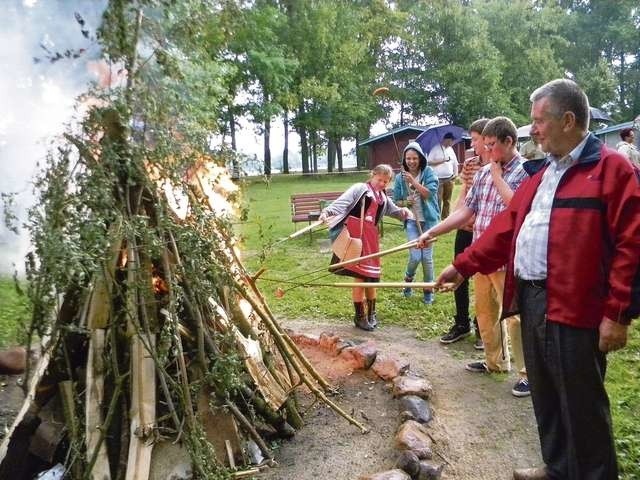 Młode i starsze pokolenie zjednoczyło się przy ognisku	