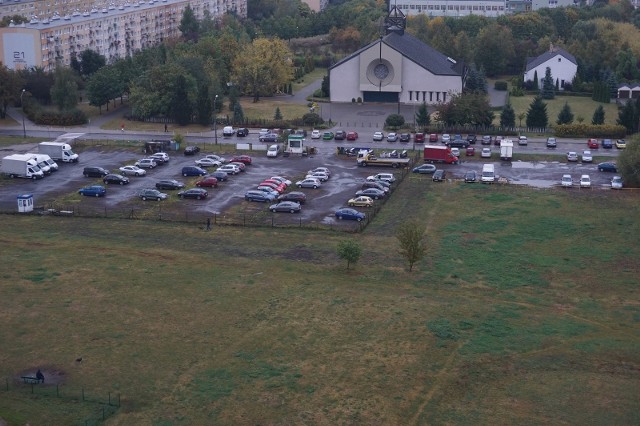 Prace na działce znajdującej się naprzeciw kościoła na os. Zwycięstwa powinny ruszyć w tym roku