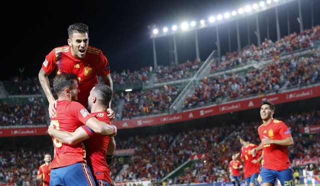 Na zdjęciu: piłkarze reprezentacji Hiszpanii. Mecz Chorwacja - Hiszpania odbędzie się w ramach rozgrywek w dywizji A Ligi Narodów UEFA. Gdzie obejrzeć to spotkanie? Sprawdź [gdzie oglądać, transmisja, stream, online, na żywo, wynik meczu]