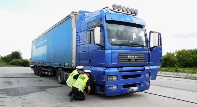 Inspektorzy zatrzymali w Radomiu niesprawną ciężarówkę.
