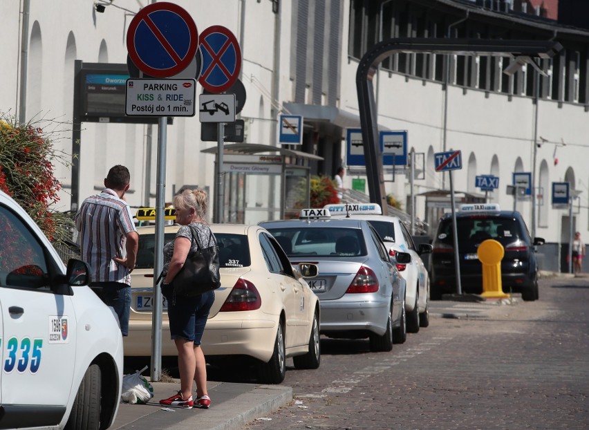 Parking Kiss & Ride przy dworcu PKP w Szczecinie stał się postojem taksówek. To rozwiązanie na stałe?