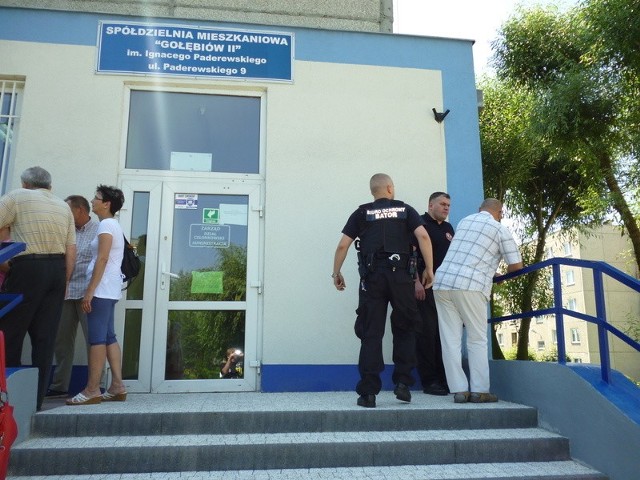 Pracownicy dwóch agencji ochroniarskich dyżurują na zewnątrz i wewnątrz budynku spółdzielni.
