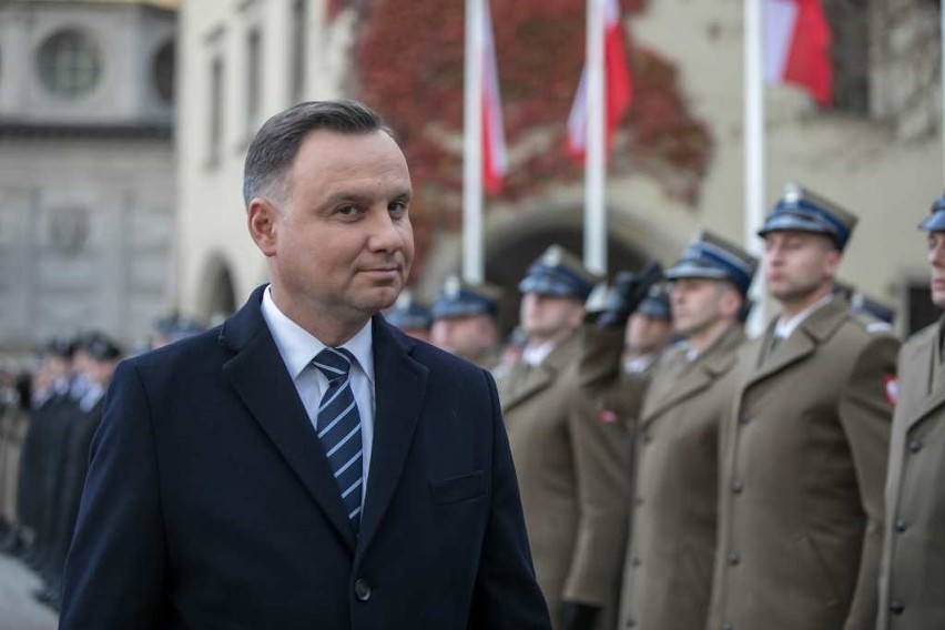 Prezydent Andrzej Duda wręczył sztandar wojskowy 3. Regionalnej Bazie Logistycznej w Krakowie [ZDJĘCIA]
