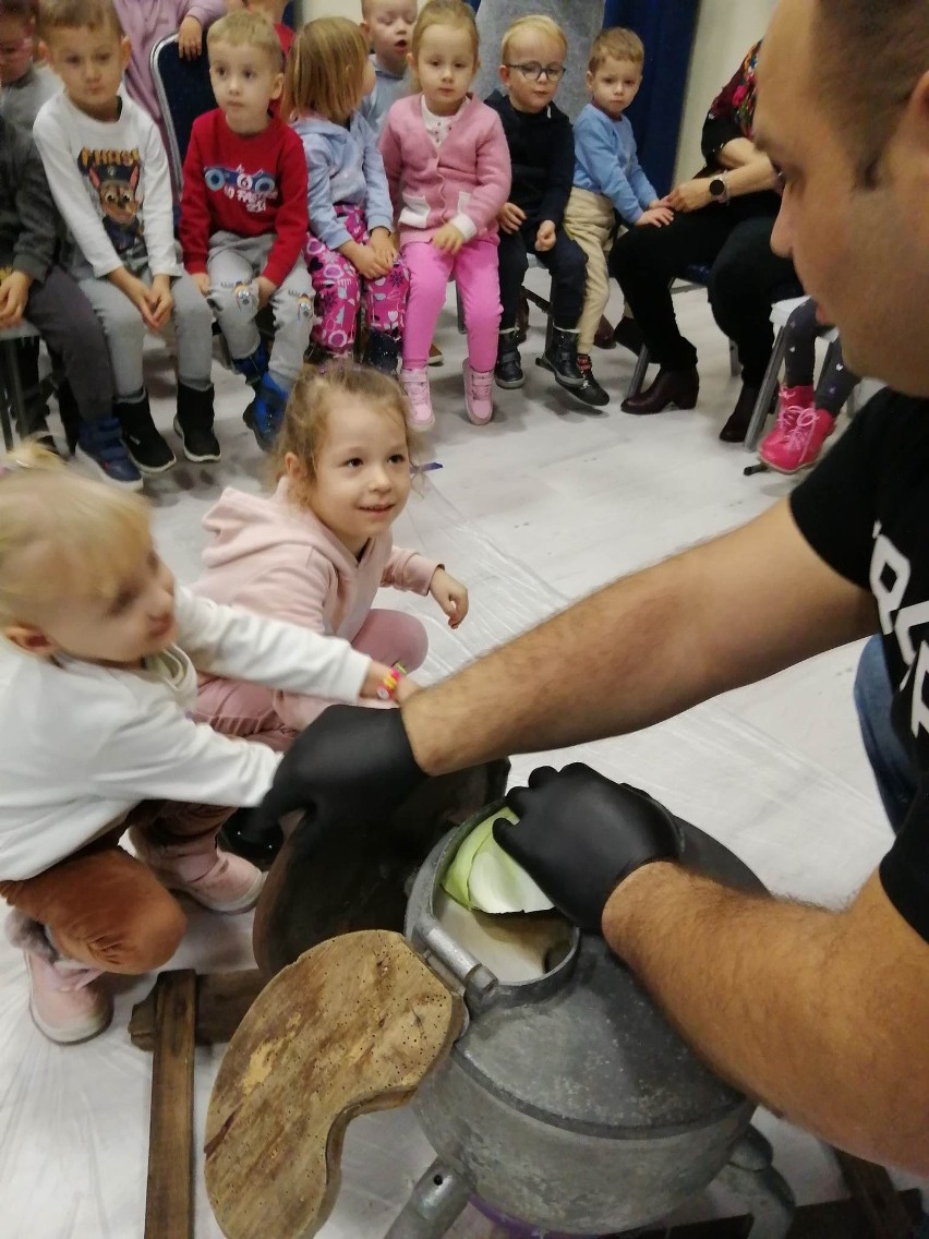 Goworowo. „Razem możemy więcej”. Panie z KGW pokazały dzieciom dawne tradycje. 29.11.2022