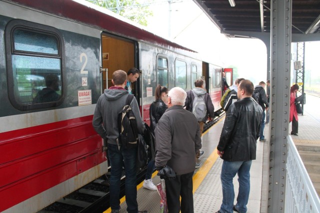 Pasażerowie cieszą się z tańszych biletów kolejowych na trasie Strzelce Opolskie - Opole i z powrotem. Będą one obowiązywać do odwołania.