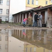 - Po ulewnych deszczach na podwórzu mamy wielkie jezioro - mówią zdenerwowani mieszkańcy kamienicy w centrum Ełku