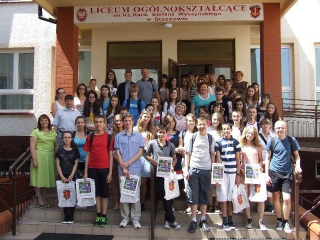 Uczestnicy i organizatorzy I Staszowskiego Konkursu Wiedzy o Świecie Antycznym przed Liceum Wyszyńkiego w Staszowie, gdzie odbywał się finał konkursu.