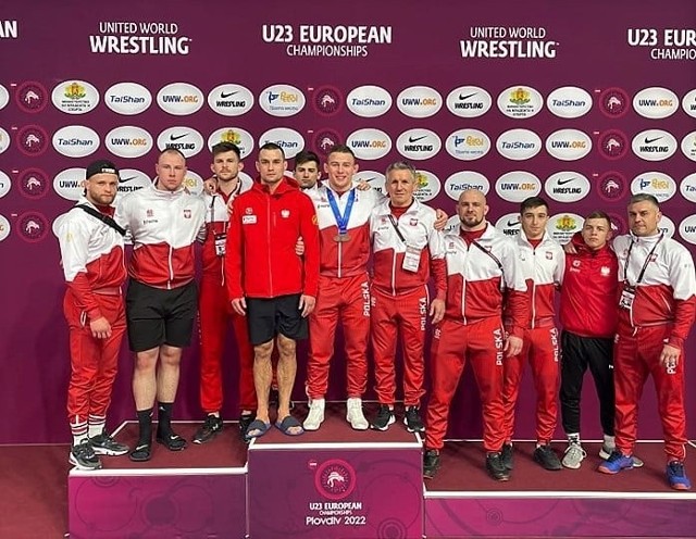 Szymon Szymonowicz (w środku), razem z trenerami i kolegami z reprezentacji Polski