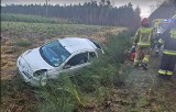 Wypadek na trasie Popielów-Ładza. Kobieta straciła panowanie nad pojazdem. Chwilę później samochód dachował