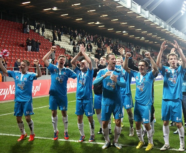 Radość piłkarzy Błękitnych po zwycięstwie na stadionie Cracovii.